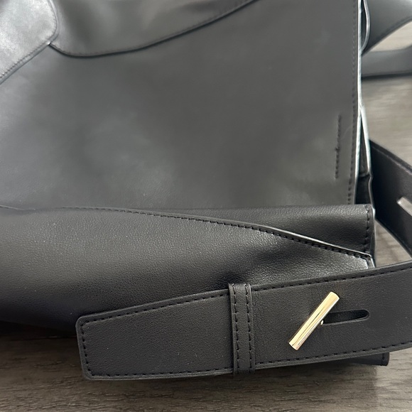 Chic Black Leather Shoulder Bag - Picture 6 of 8